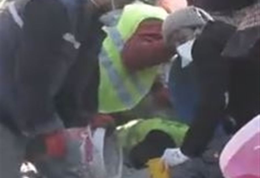 بعد أن ضعف الأمل... الطفلة عائشة تنجو من تحت الأنقاض (فيديو)