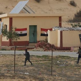 قتيل وجرحى من بينهم جنود وشرطة بهجمات في سيناء قتيل وجرحى من بينهم جنود وشرطة بهجمات في سيناء