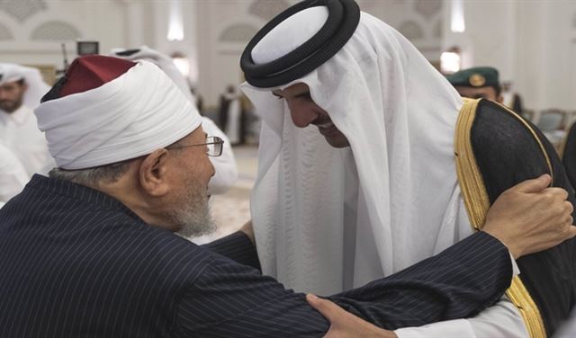 أمير قطر يحتفي بالقرضاوي خلال مأدبة إفطار في الدوحة