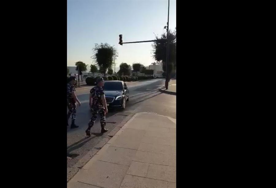 بالفيديو: المتظاهرون يمنعون موكب فرزلي من التوجه الى مجلس النواب