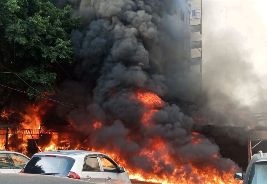 قفز من شرفة منزله خوفاً من الحريق... ماذا يحصل في الحمرا؟! (فيديو) قفز من شرفة منزله خوفاً من الحريق... ماذا يحصل في الحمرا؟! (فيديو)
