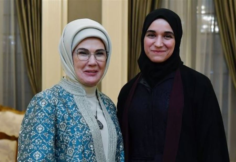 بعد ظهورها الرسمي... زوجة الشرع تحت الأضواء!