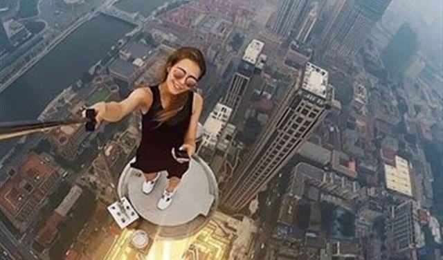 صور أجرأ فتاة بالعالم فوق ناطحات السحاب!