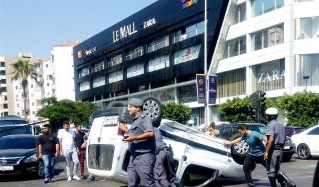 بالفيديو.. حادث سير وانقلاب سيارة في صيدا!