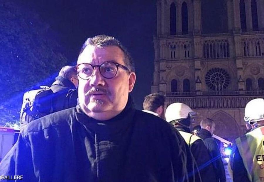 كاهن يخاطر بحياته لإنقاذ قطع أثرية من حريق نوتردام كاهن يخاطر بحياته لإنقاذ قطع أثرية من حريق نوتردام