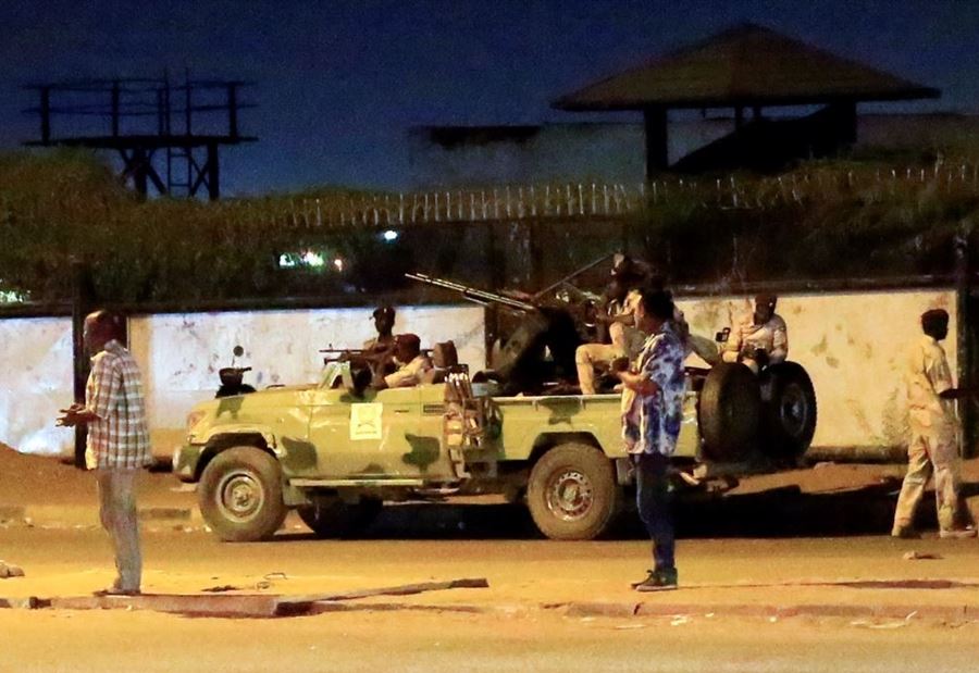 الجيش السوداني يتصدى لعناصر "متمردة" في الخرطوم الجيش السوداني يتصدى لعناصر "متمردة" في الخرطوم
