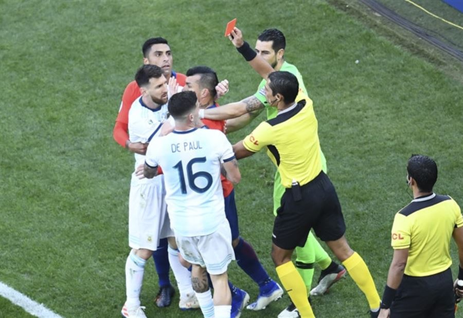 بالفيديو: طرد ميسي بعد مشاجرة في "كوبا أميركا"