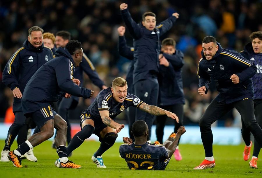 صرخ "الله أكبر"... هكذا احتفل لاعب الريال بالفوز على السيتي! (فيديو) صرخ "الله أكبر"... هكذا احتفل لاعب الريال بالفوز على السيتي! (فيديو)