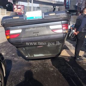 بالصورة: جريح بانقلاب سيارة بمحاذاة جسر عجلتون