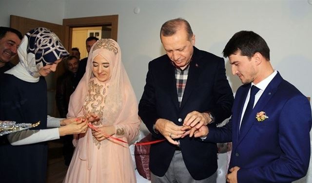 أردوغان يشارك في مراسم خطوبة مواطن تركي أردوغان يشارك في مراسم خطوبة مواطن تركي