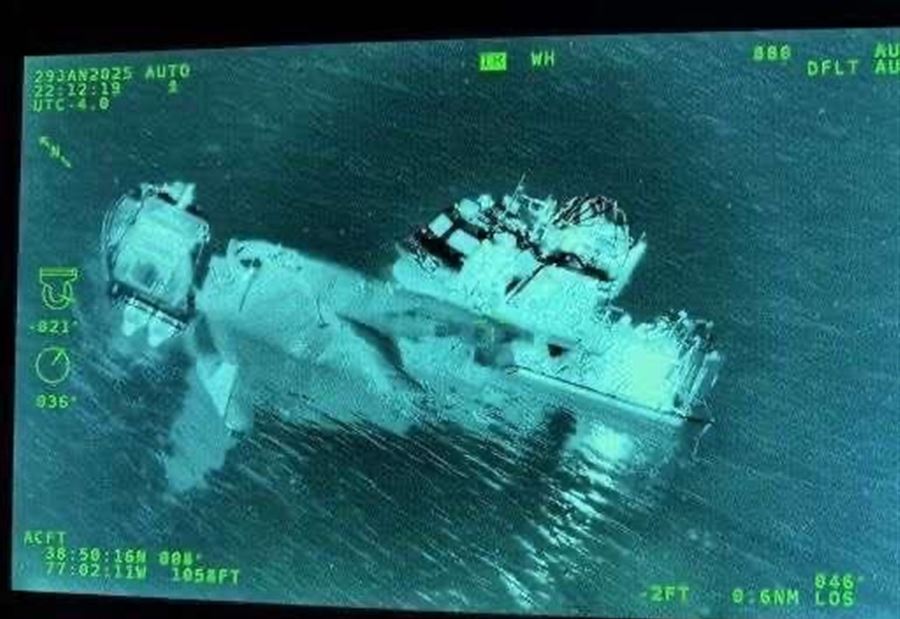 بالصور: طائرة مطار ريغان المنكوبة مشطورة قسمين!  بالصور: طائرة مطار ريغان المنكوبة مشطورة قسمين!