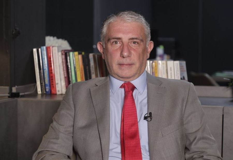 السبع يردّ على "الأخبار"... "عودة البخاري تنسف كل الروايات"! 