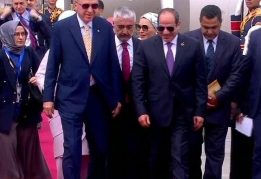 بعد قطيعة لـ 12 سنة... السيسي يستقبل أردوغان بمطار القاهرة(فيديو) بعد قطيعة لـ 12 سنة... السيسي يستقبل أردوغان بمطار القاهرة(فيديو)