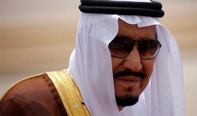 صور جديدة للملك سلمان مع الأمير طلال وابن أخيه صور جديدة للملك سلمان مع الأمير طلال وابن أخيه