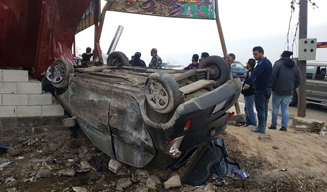 بالصورة.. سيارة تصطدم بمطعم السلطان!