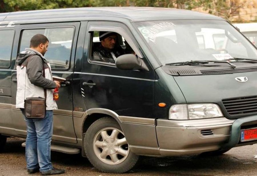 فانات عسكرية تتحول الى "تاكسيات"  فانات عسكرية تتحول الى "تاكسيات"