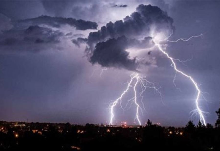صواعق تقطع بثّ إذاعة "صوت كل لبنان"