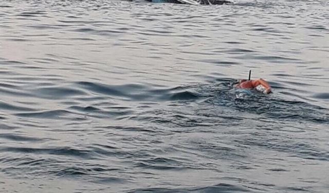 بالصور.. انقاذ صياد من الغرق مقابل جزيرة صور