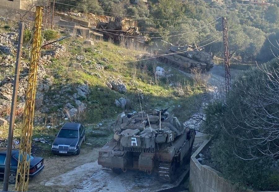 بالدبابات والجرافات... توغلٌ إسرائيلي في بلدة جنوبية (فيديو) بالدبابات والجرافات... توغلٌ إسرائيلي في بلدة جنوبية (فيديو)
