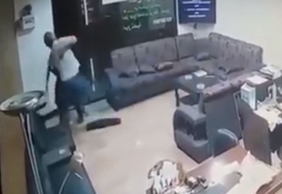 بالفيديو: مختار صور ينقذ نفسه من محاولة اغتيال 