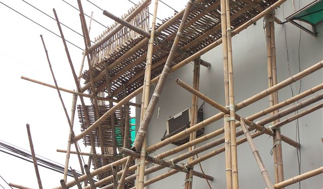 سقطا عن سقالة دهان في بشري  سقطا عن سقالة دهان في بشري