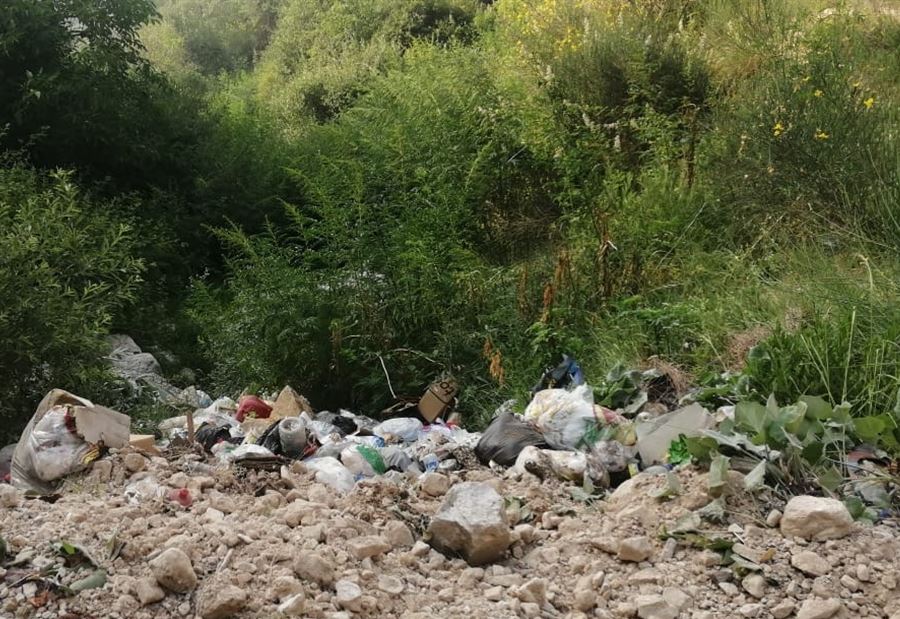 اهالي الضنية يشكون من النفايات العشوائية