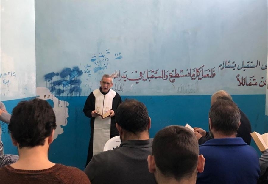 بالصور: قداديس الميلاد في سجن رومية وسجون المناطق 