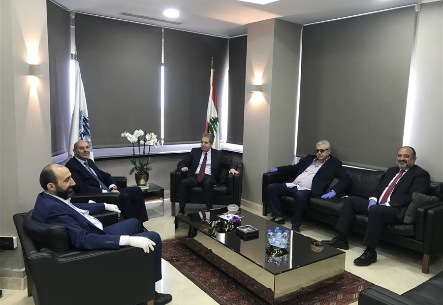 أعمال مسح العقارات بين وزني ونقيب الطوبوغرافيين