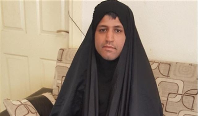 بالصور.. لهذا السبب ارتدى إيرانيون الحجاب بدلاً من زوجاتهم