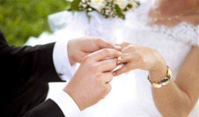 بعد قصّة حبٍّ طويلة.. نجمٌ يستعدُّ للزواج ويقيم حفلَيْن! 
