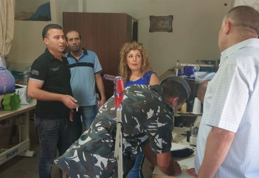 إقفال محلين للخياطة في بعلبك بالشمع الاحمر