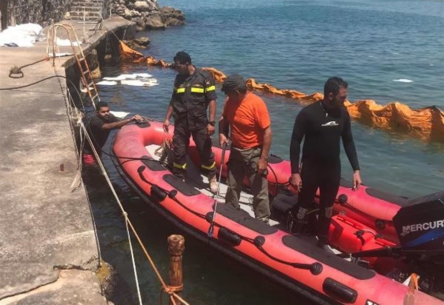 بالصورة:  إزالة الترسبات النفطية على شاطئ جدرا