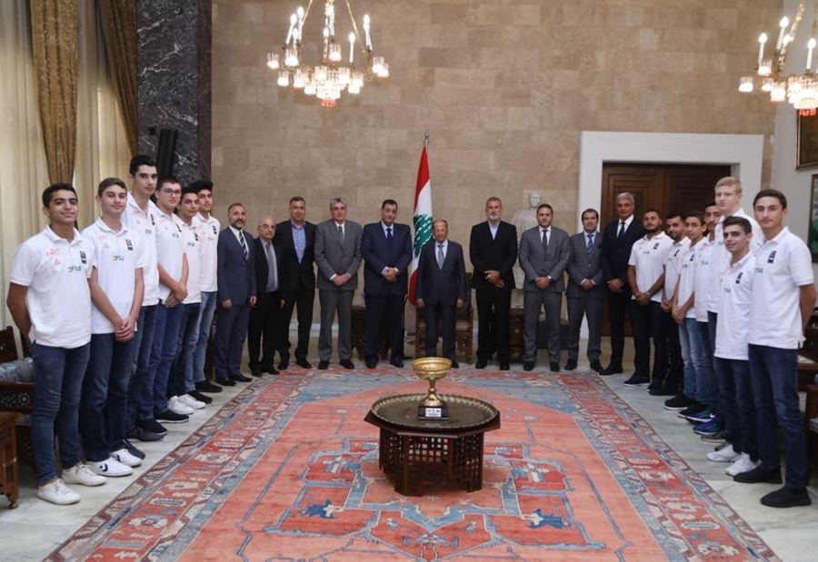عون يتسلّم كأس بطولة غرب آسيا لكرة السلة عون يتسلّم كأس بطولة غرب آسيا لكرة السلة