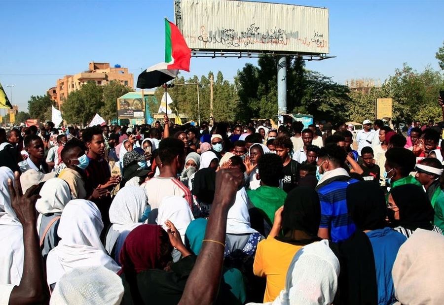 سودانيون يقتحمون القصر الجمهوري