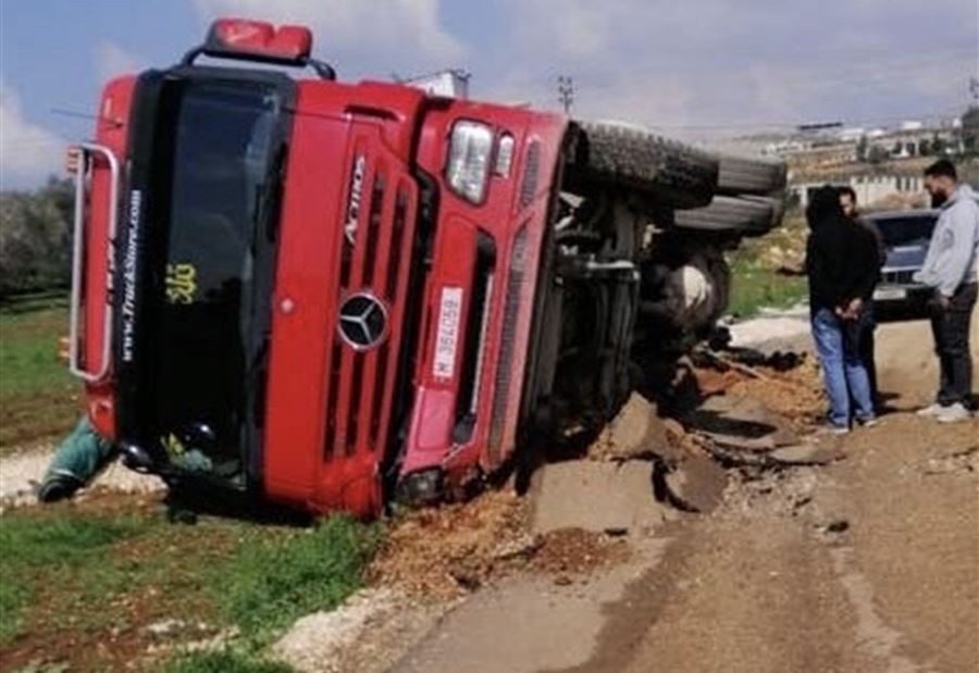 طريقٌ مخسوفةٌ في إبل السقي تقلبُ شاحنة