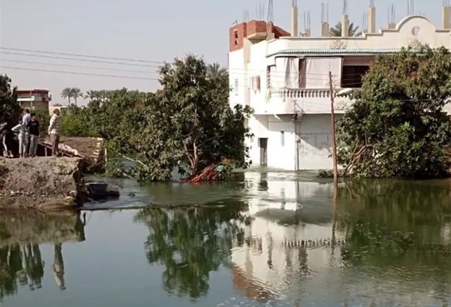 غرق منازل وأراض زراعية إثر إنهيار جسر في مصر (صور)