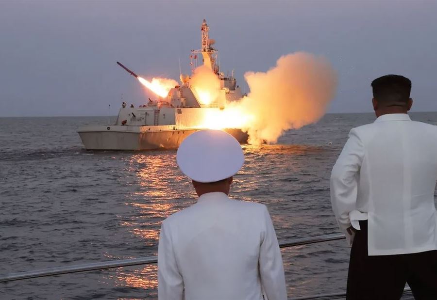 بالصور: زعيم كوريا الشمالية يشرف على اختبار لصواريخ "كروز"‍!