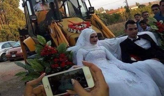 بالصّور: زفاف لبناني بغاية الغرابة.. العروسان في الجرافة!