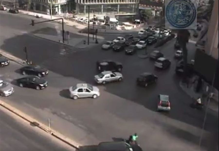 بالفيديو: تصادم على تقاطع برج الغزال والسائق نجا بأعجوبة!