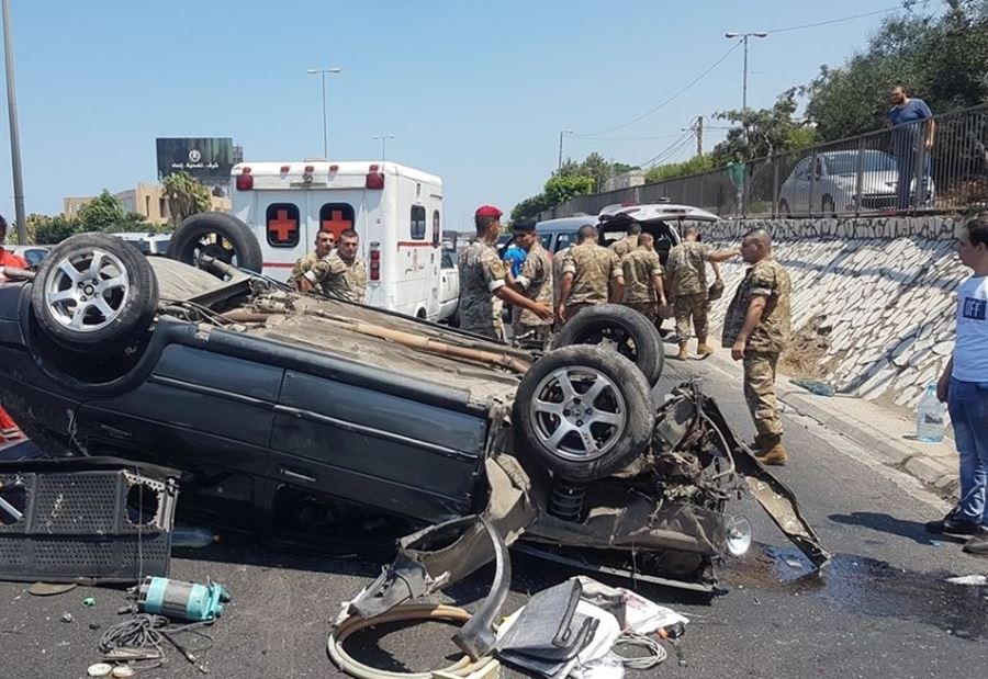 بالصور: جريحان بانقلاب سيارة في الضبية