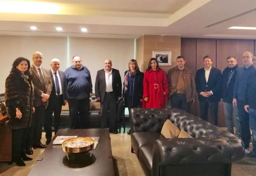 اجتماع لتفعيل التعاون بين وزارة الصناعة والبلديات