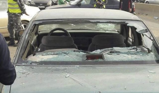 بالفيديو-اعتداء على مواطنين وتكسير خلال إعتصام أصحاب الشاحنات!  