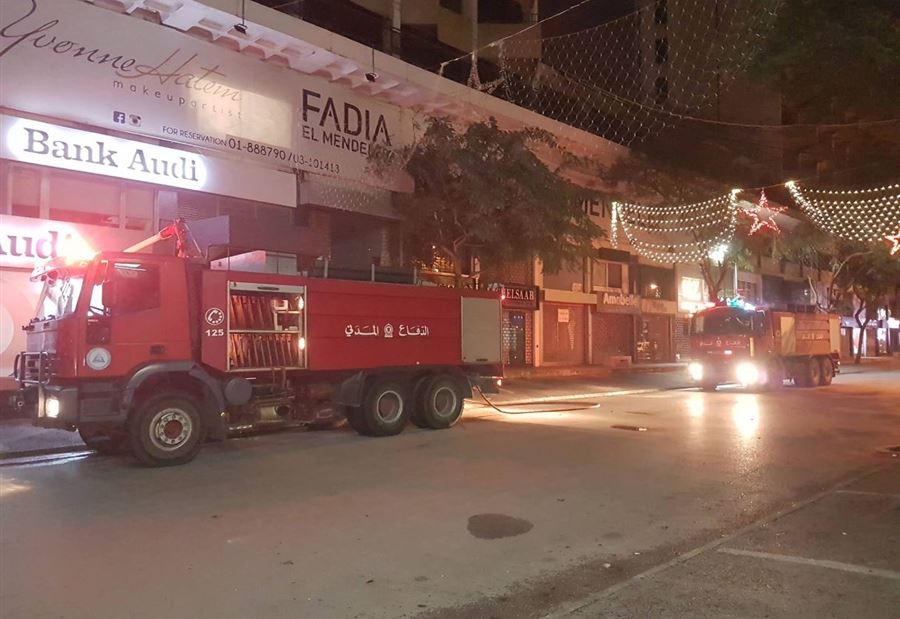 بالصور: حريق سيارتين داخل مرآب في الزلقا