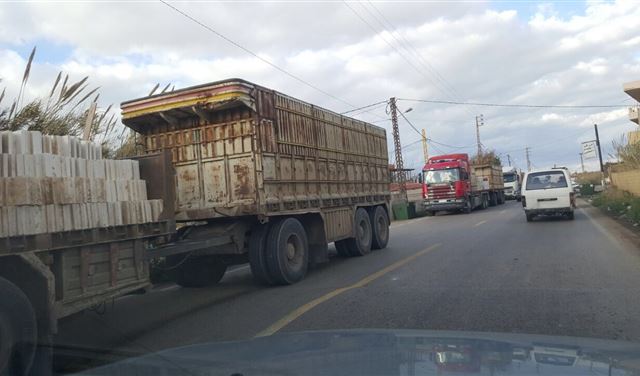 اعتراض شاحنات محملة بالحجر السوري