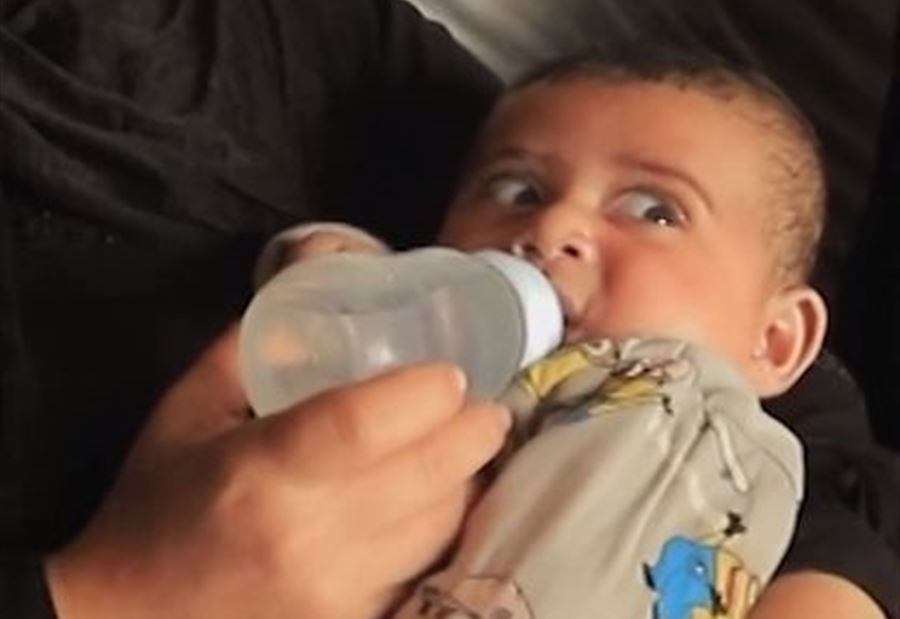 "لم تجد ما تسد به رمق رضيعها"... فيديو لـ "صغير غزة" يدمي القلوب! 
