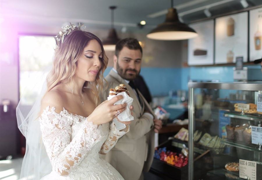 بالصور: عروس "ضربها الجوع".. فاستنجدت بـ"Starbucks"