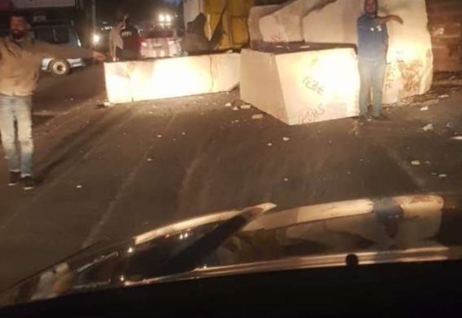 بالفيديو: انقلاب شاحنة مع حمولتها في كفررمان 