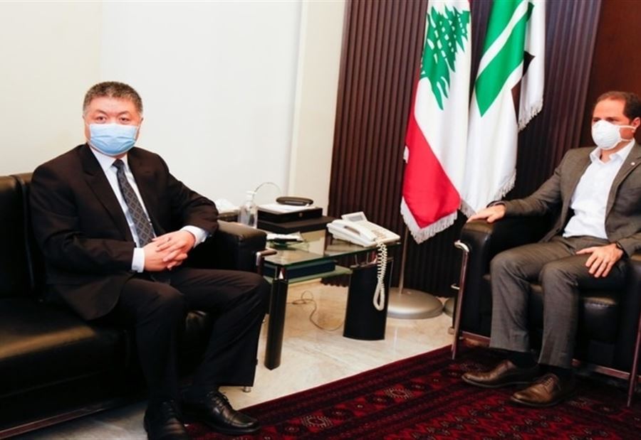 السفير الصيني في بيت "الكتائب" 