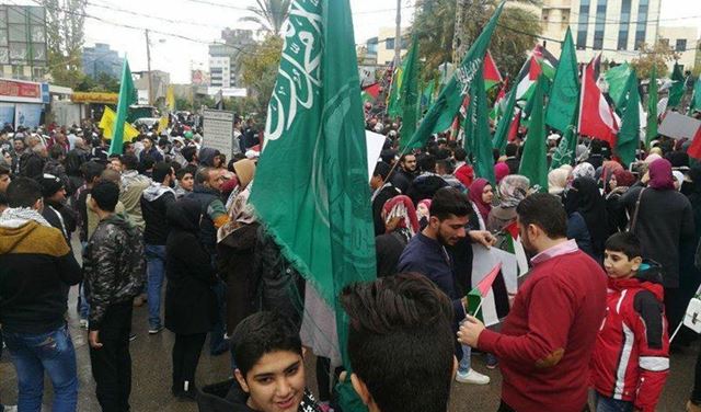 بالفيديو.. أعمال شغب وقنابل مسيلة للدموع أمام السفارة الأميركية