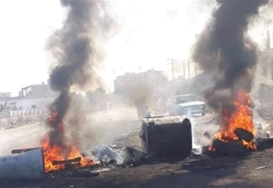 بالصورة: قطع مداخل البداوي والبارد بالإطارات المشتعلة